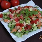 Салат  с рукколой, авокадо, красной рыбы