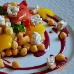 Овощной салат с соусом из ежевики
