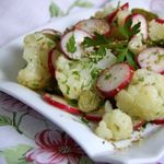 Салат из цветной капусты, редиски и маринованных огурцов