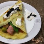 Блины с ветчиной и сметанным соусом