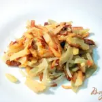 Жареный картофель с луком и чесноком