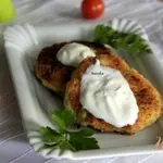 Сырники с яйцами и зелёным горошком