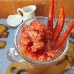 Холодный красный суп-пюре с серым хлебом