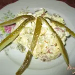 Картофельный салат с маринованными огурчиками и колбасой