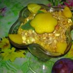 Десерт творожный со сливами