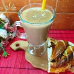 Горячий кофейный коктейль с медом, сливовым сиропом и виски