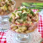 Салат с колбасой, яйцом и сухариками