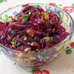 Постный салат с краснокочанной капустой и изюмом