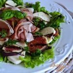 Салат с инжиром, моцареллой и сухой ветчиной