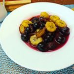 Теплый салат из винограда, бананов и слив