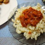 Макароны красной чесночной подливой
