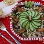 Салат с пекинской капустой,сырыми шампиньонами и фисташками