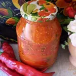 Горький перец в томате с чесноком и зеленью
