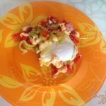 Яйца с сыром, беконом и овощами