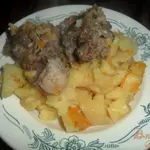 Тушенная картофель с свиными ребрами