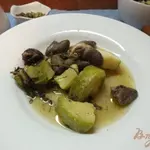 Куриные сердечки с кабачком и свежим розмарином