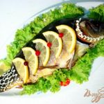 Карп запеченный с чесноком