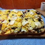 Пицца грибная с печеной курицей и сыром дор-блю