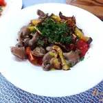 Салат из куриных желудков с печеными овощами