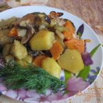 Картофель с овощами, тушеный по-домашнему