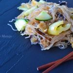 Салат с рисовой лапшой и баклажанами