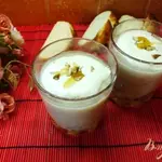 Овсяная каша с фруктами, медом и взбитой сметаной