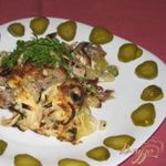 Мясо с овощами под сырной шапкой.