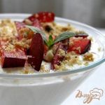 Творожный десерт с шоколадным печеньем и сливой
