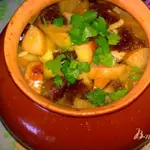 Свинина в горшочке с яблоками и финиками