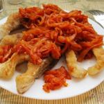 Карп жареный под луково-томатным соусом