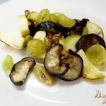 Овощной салат с печеным и свежим виноградом