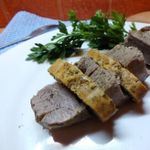 Говядина отварная в крутом бульоне из зелени