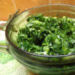 Салат с зеленым горошком и кинзой