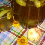 Компот из фиников, яблок и мяты