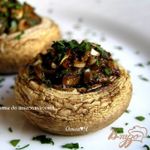 Печеные шампиньоны с луком и соевым соусом