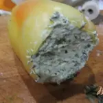 Перец фаршированный чесноком и базиликом