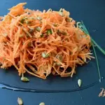 Морковный салат с семечками и кинзой