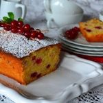 Медовый кекс с красной смородиной