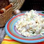 Салат с сыром, огурцом и ананасом