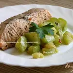 Лосось с итальянскими травами и тушеным кабачком