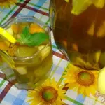 Холодный чай с ромашкой и яблоком