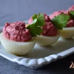 Яйца со свекольным кремом