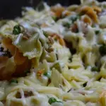 Макароны по-флотски с зеленым горошком