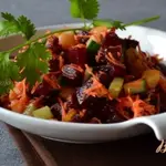 Свекольный салат с обжаренным картофелем