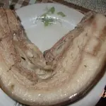 Сало отварное по-украински с чесноком