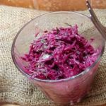 Салат закусочный из кинзы и свеклы