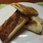 Закуска из лаваша с сулугуни, чесноком и помидорами