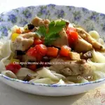 Лапша с куриными грудками, грибами и овощами