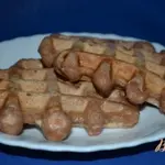 Дрожжевые вафли из красного вина с сыром