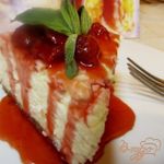 Запеканка творожная с клубничным соусом